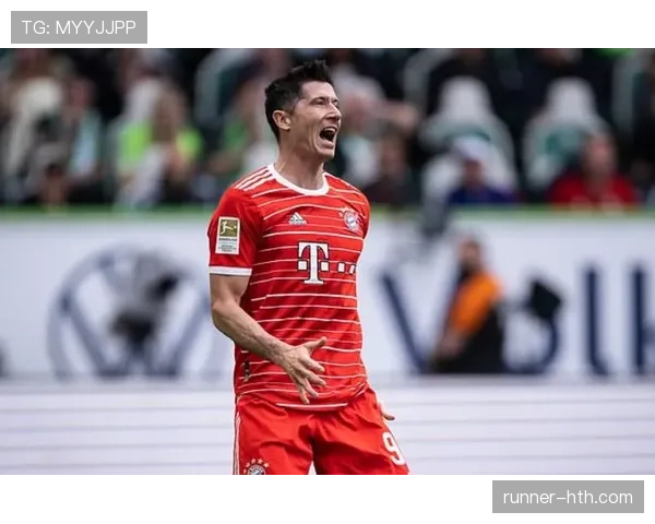 莱万多夫斯基精彩远射集锦：重温足坛射手的传奇瞬间