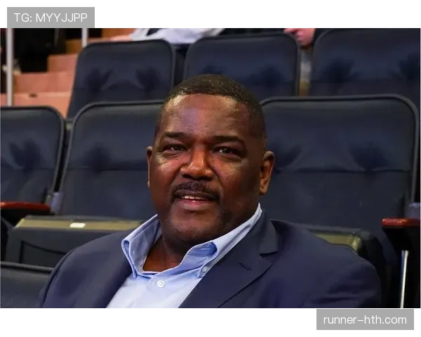 乔·杜马斯无球跑动撕裂防线，关键回合防守压制对手外线